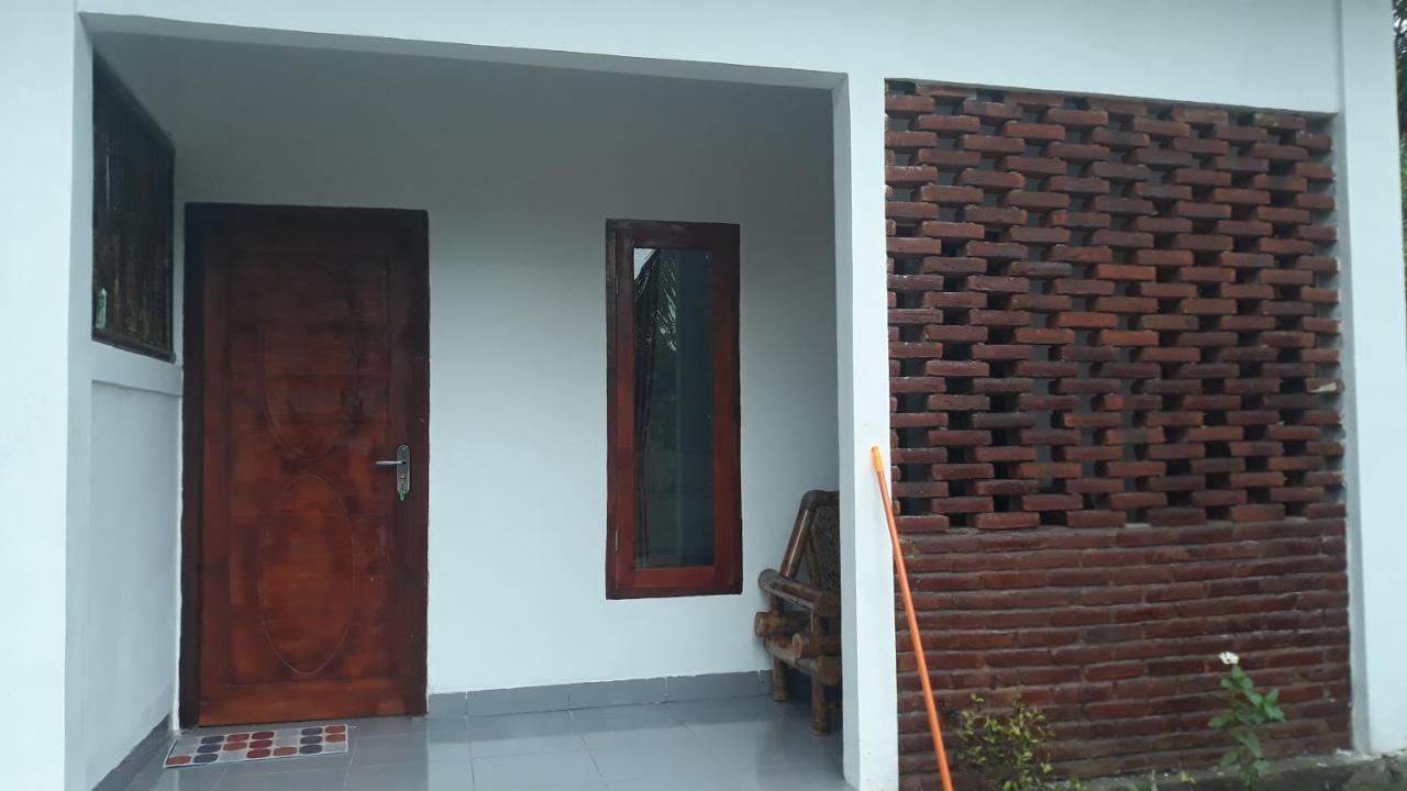 Mandalika Homestay Kuta  Стая снимка